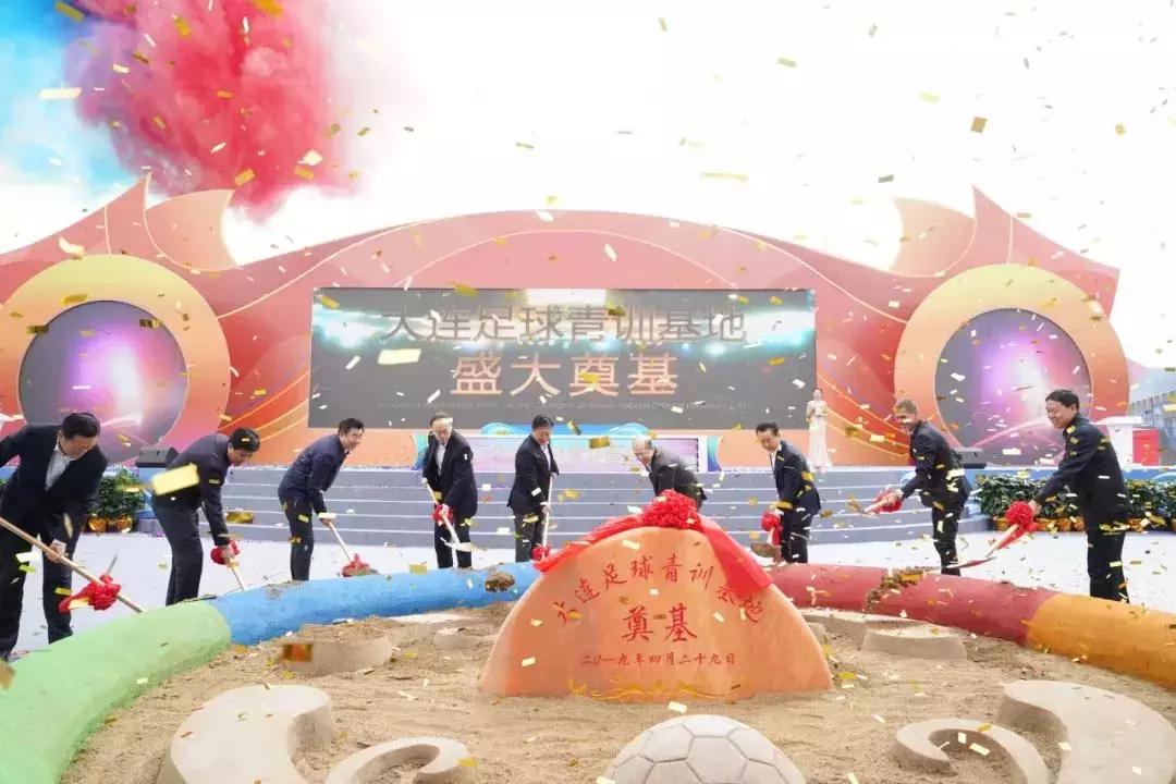 王健林退出万达足球俱乐部了吗,王健林万达红旗合作