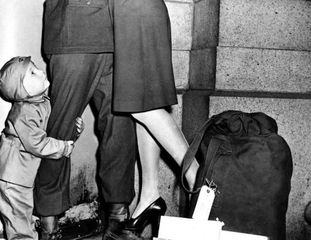 罕见历史照,梦露参加肯尼迪宴会礼服价值百万,伊丽莎白女王登基