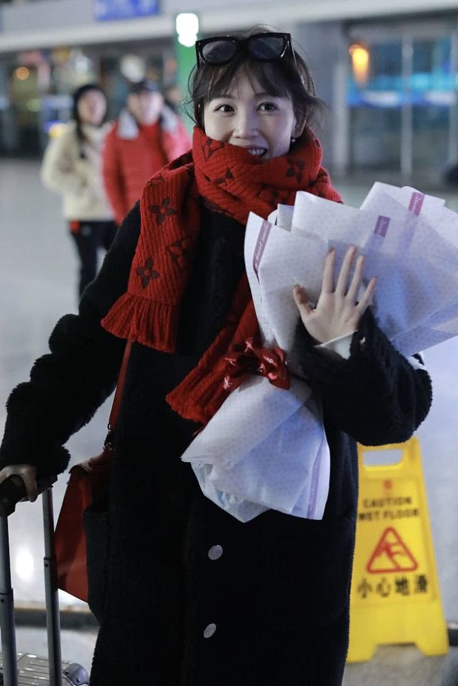 马蓉现身机场高调,马蓉拎名牌包现身