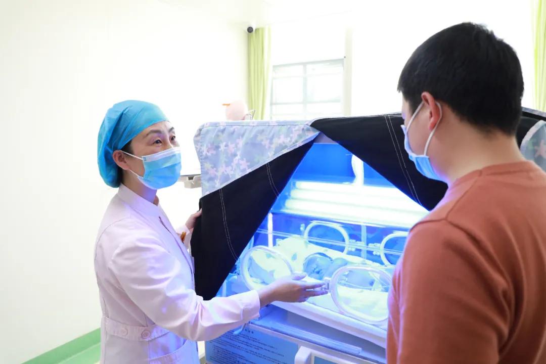 宝宝上午黄疸高下午减轻,黄疸早上高下午降