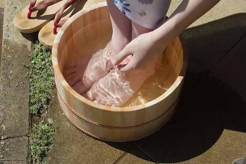 难过!孕期脚肿得像猪蹄没鞋穿,医生说用7个法子来缓解