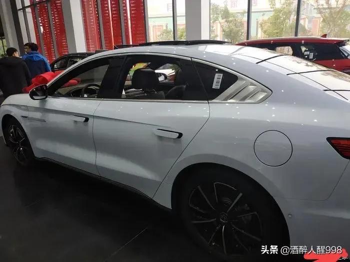 比亚迪雪域白好看吗,比亚迪宋时光灰和雪域白哪个好看