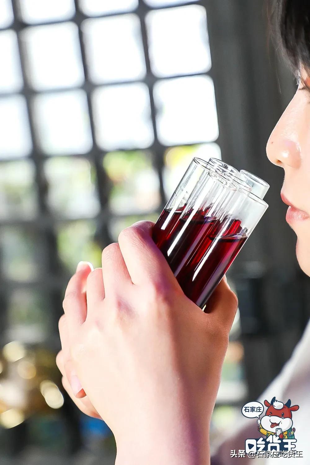 成都贰麻酒馆点啥酒,成都爆火的贰麻酒馆携手泸州老窖