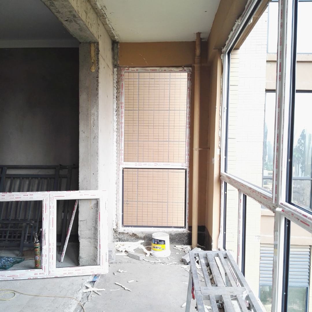 封阳台封在栏杆外还是栏杆里,封阳台窗户和原来的栏杆谁更安全