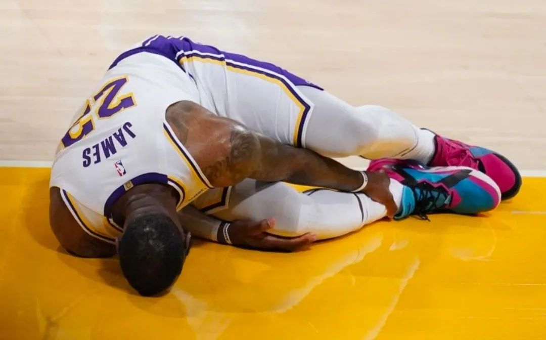 詹姆斯因脚踝伤势将休战4-6周,詹姆斯脚踝受伤动态图