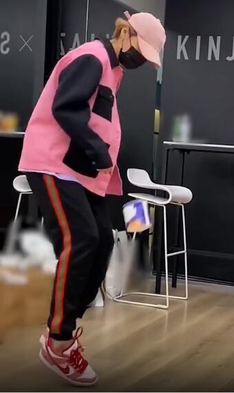 鹿晗黄子韬黑白,鹿晗穿棒球外套