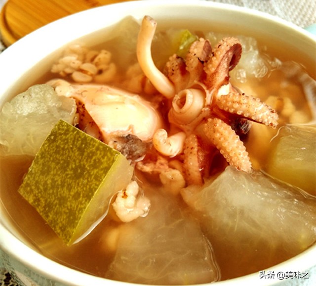 墨鱼能和当归党参黄芪一起炖汤吗,墨鱼汤配什么炖汤