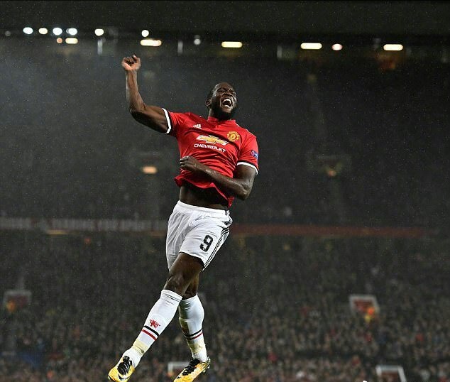 踢嗨了！博格巴进球庆祝一条龙致敬伊布，身后卢卡库的表情亮了