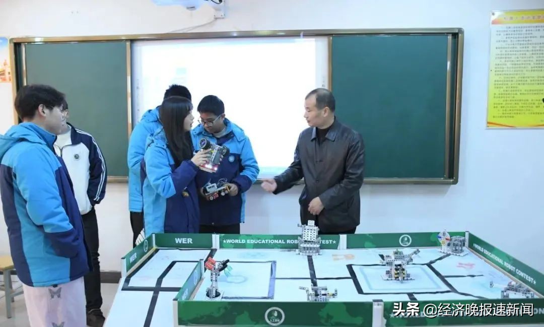 江西省普通高*特中**色学校评估组专家在临川三中开展评估活动