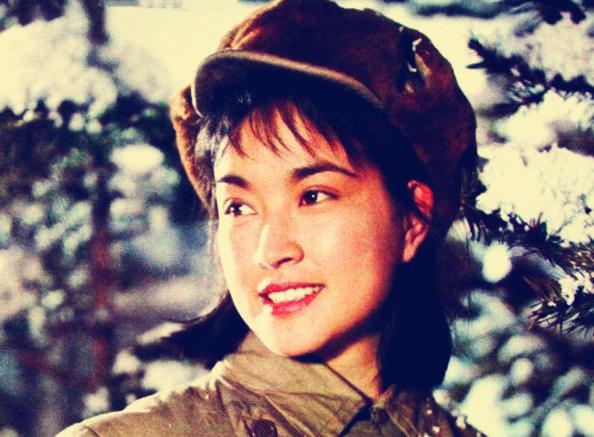 69岁刘晓庆和妹妹罕见同窗照片,刘晓庆的家庭背景