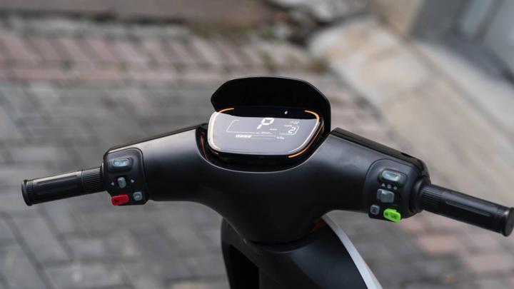 大灯炫酷有型,九号e100大灯效果