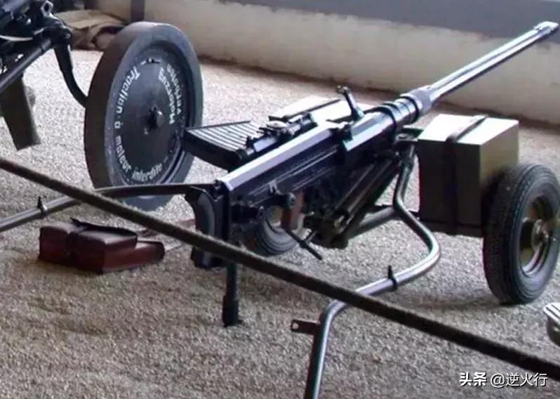 重量超过100斤的反坦克步枪，*弹子**比手还长，上膛动作就像上发条