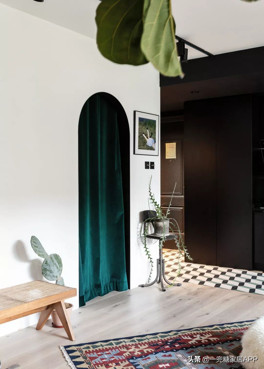 黑色直纹橱柜装修效果图,入门玄关橱柜效果图