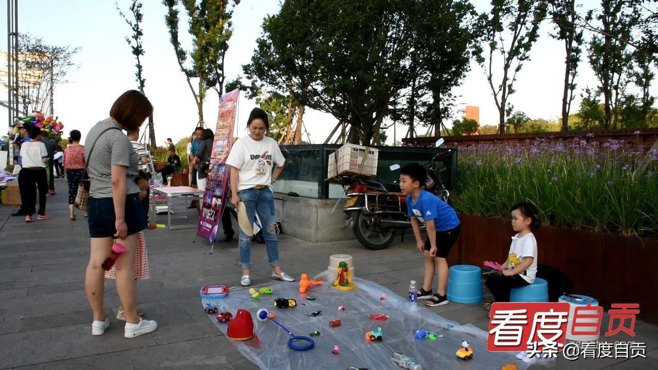 体验不一样的地摊经济,感受地摊经济呼吸别样的烟火味