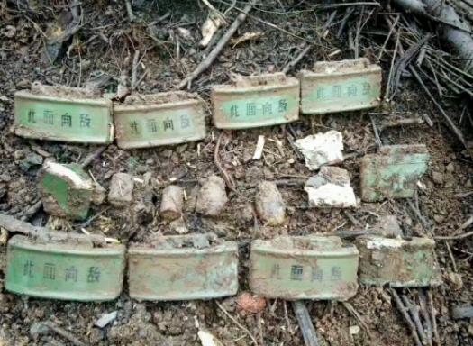 房间里玩地雷,屋子里摆刀剑