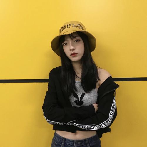 圆脸有刘海戴帽子怎么戴,圆脸怎样戴帽子好看