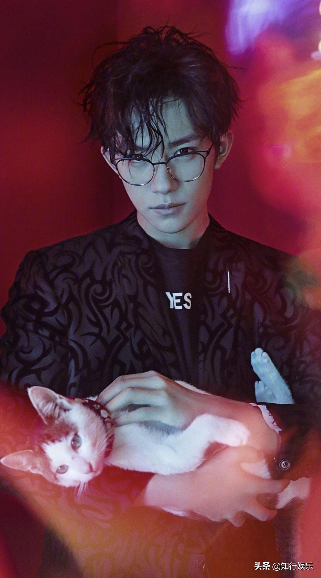 易烊千玺露半面脸,易烊千玺红衣顶胯舞