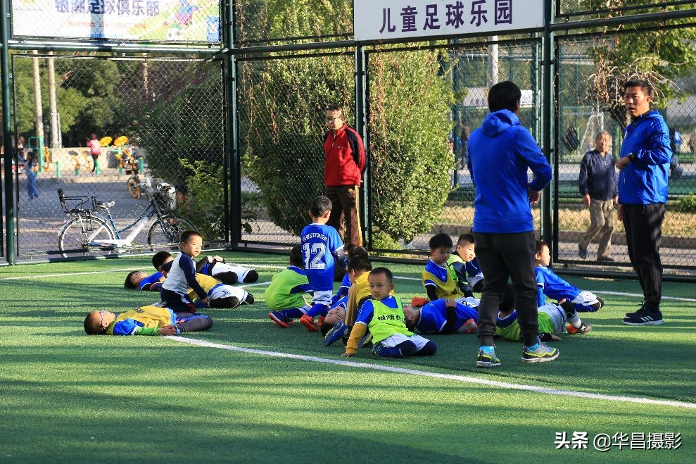 儿童足球训练搞笑瞬间,小孩足球训练10个基本动作