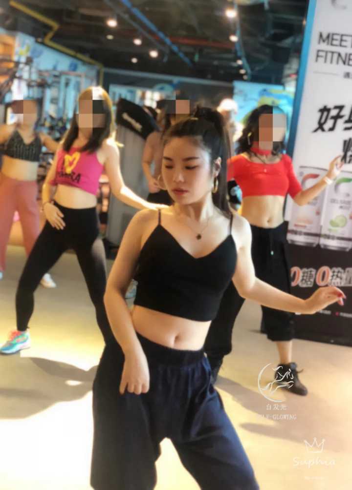 素人改造：身高1米5的“包子脸”微胖女孩，如何美出“高级感”？