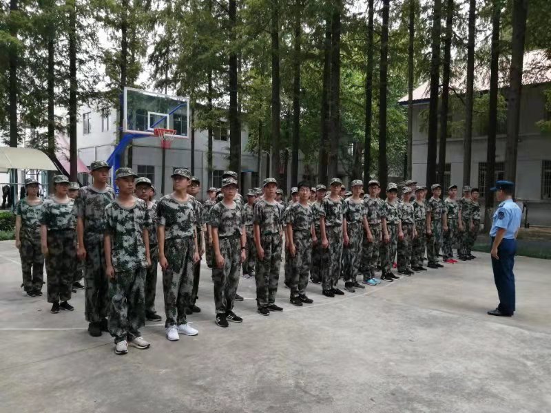 军训开始啦,军训让孩子团结勇敢坚强
