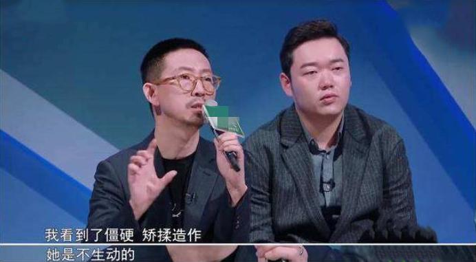 萨顶顶的“假唱转话筒事件”,萨顶顶假唱转话筒事件视频