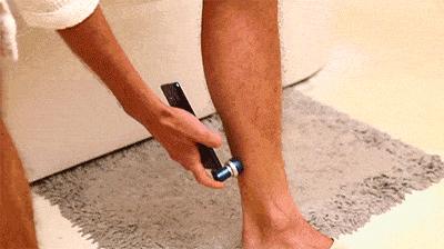 插在手机上的剃须刀，使用手机供电，随时随地让你保持完美颜值