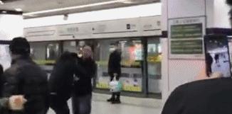全武行打架现场,地铁上两男子上演全武行