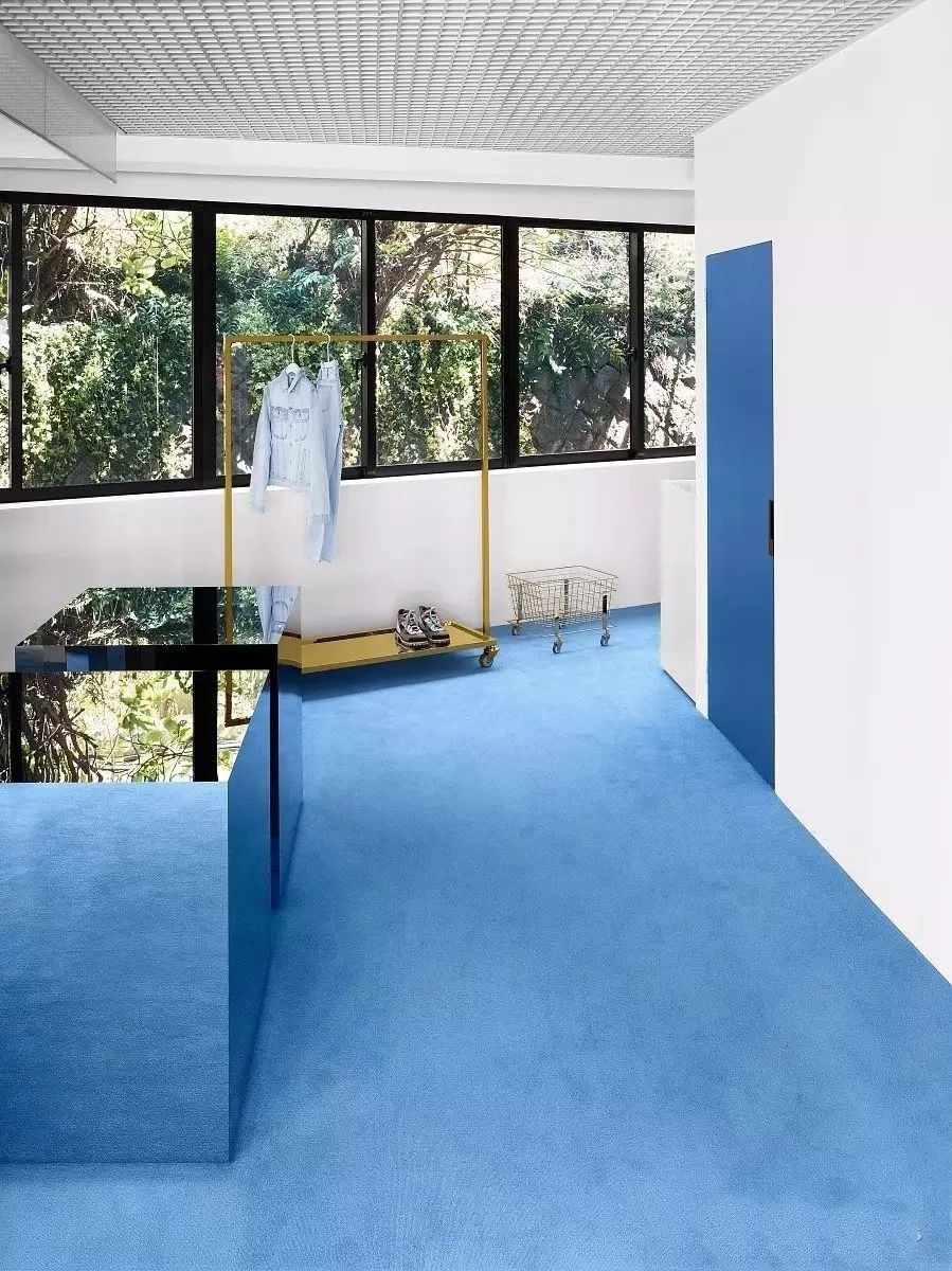 全球仅50多家店、年销售2亿欧元的Acne，门头竟然无LOGO？