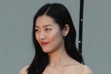 刘雯一年参加了几场时装周,刘雯时隔三年再登秀场气势依旧