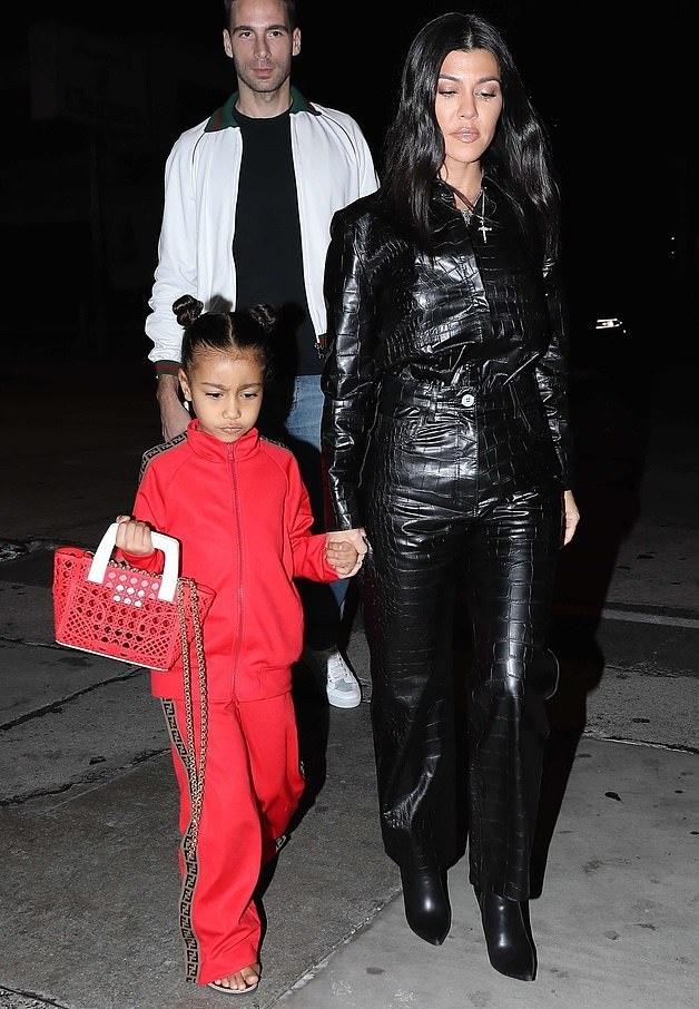 凯特王妃的包多少钱,凯特王妃夏洛特公主亲子装搭配