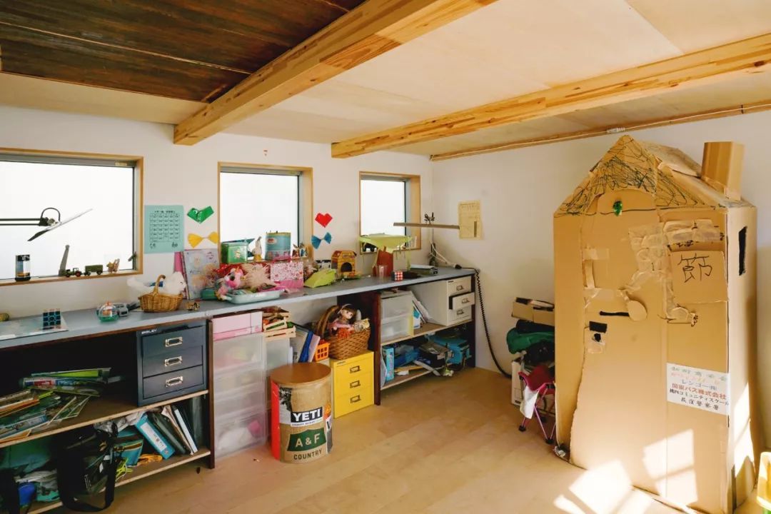 他在市中心建了一座房，38㎡住一家五口，居然没屋顶？