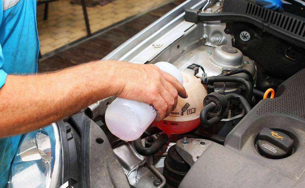 百分之九十老司机都不知道的问题,汽车开锅的正确处理方法