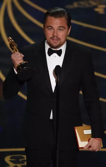 女友看上了莱昂纳多？世界首富争锋吃醋，秀肌肉“威胁”小李子