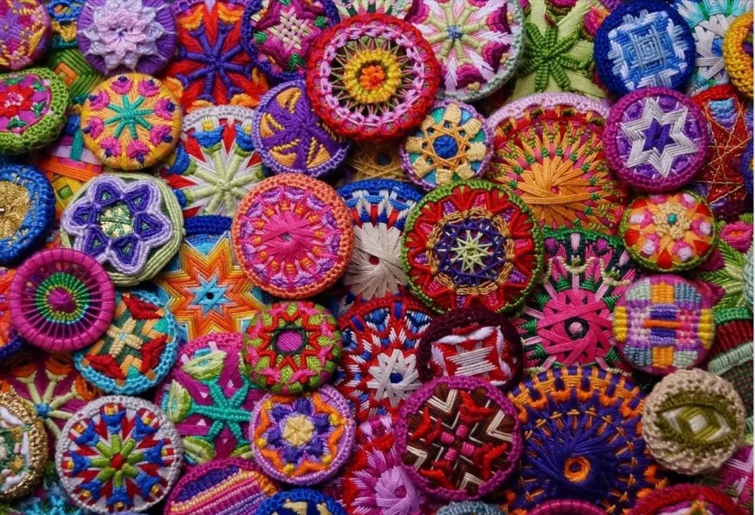 一个圆周边加一点装饰,用彩线做简单的小装饰