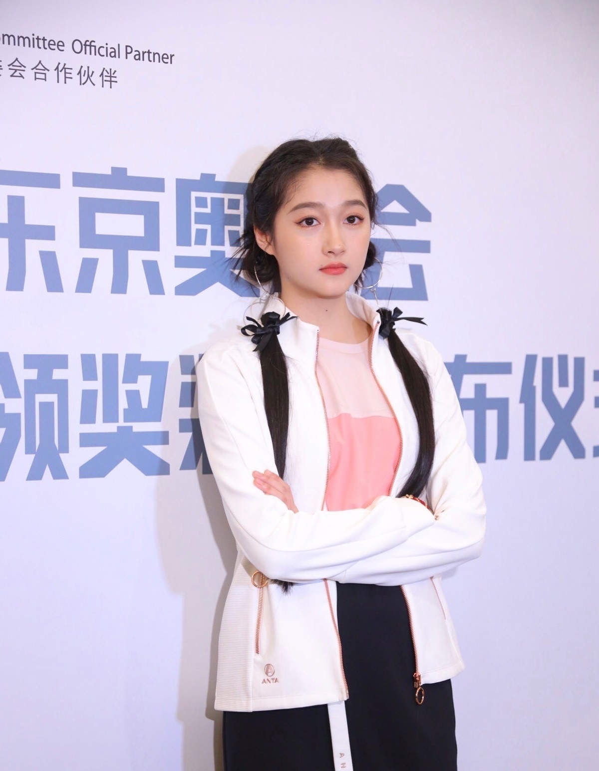 关晓彤礼服现身,高端黑色礼服关晓彤