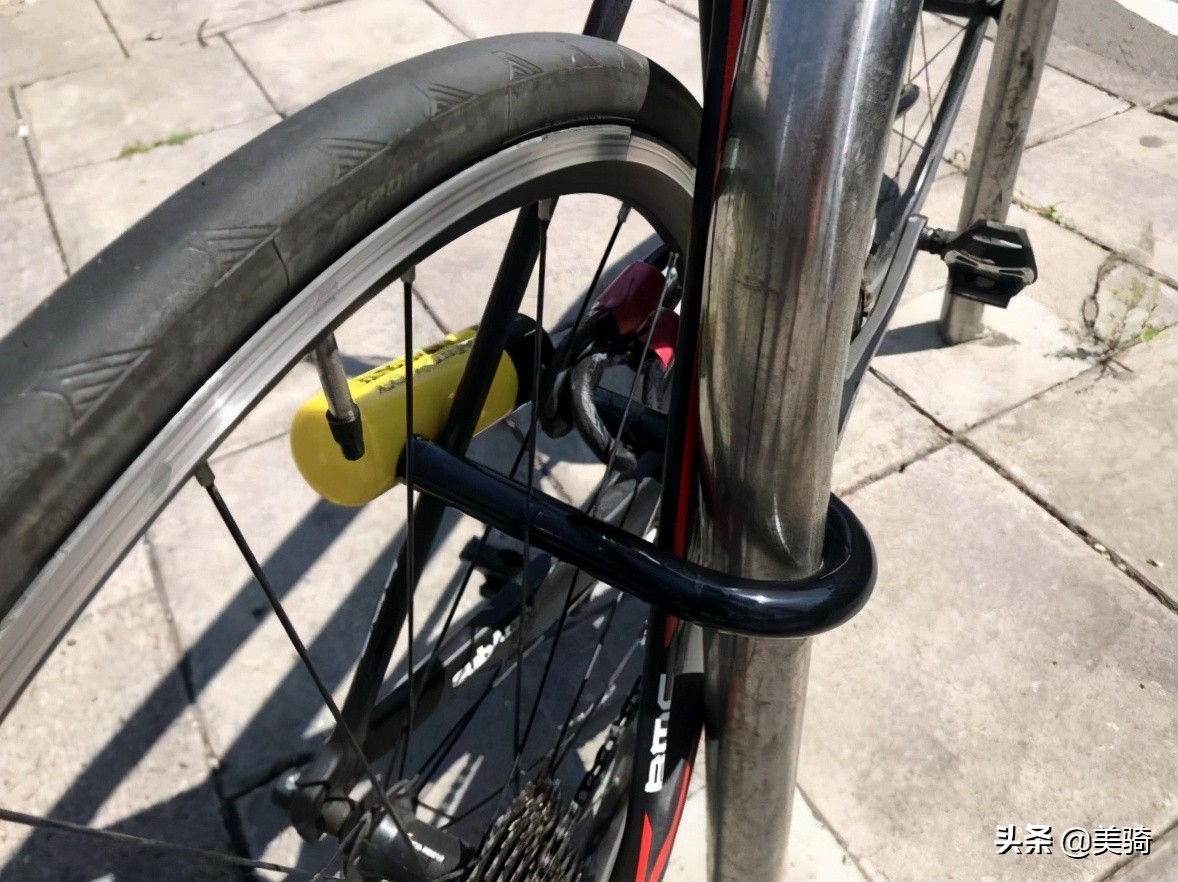 小车防盗锁怎么自己锁,怎么给自行车上防盗锁