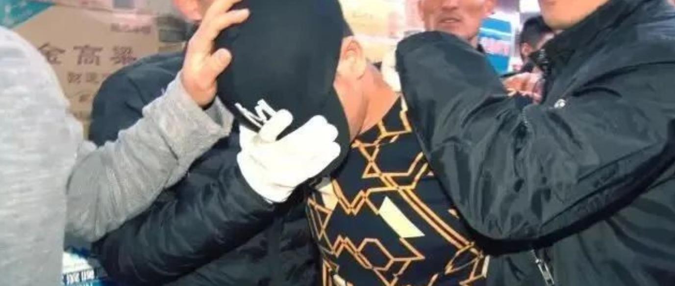 “当时我就一个想法，‘躺’到刀和人质之间!”