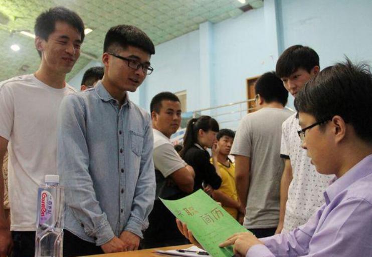 辛苦考进“*草烟**局”,福利待遇没得说,结果干了没3个月就溜了?