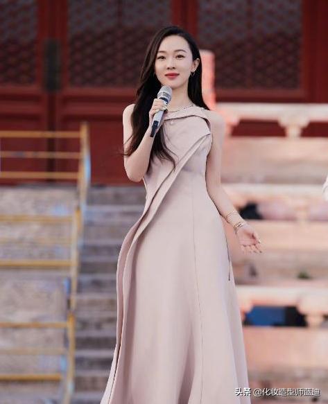 霍思燕吊带裙穿搭图片,霍思燕穿搭日常图片