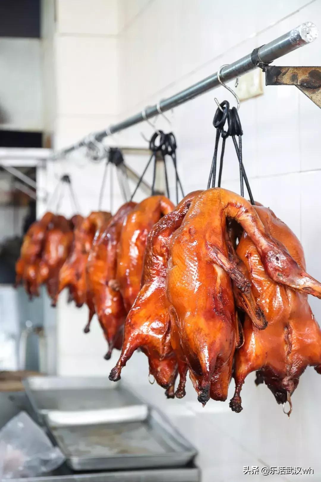 排的队比街道长!这条街什么来头?