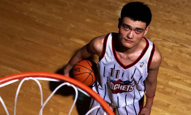 巅峰姚明vs奥尼尔巅峰时期集锦,姚明34分14板奥尼尔