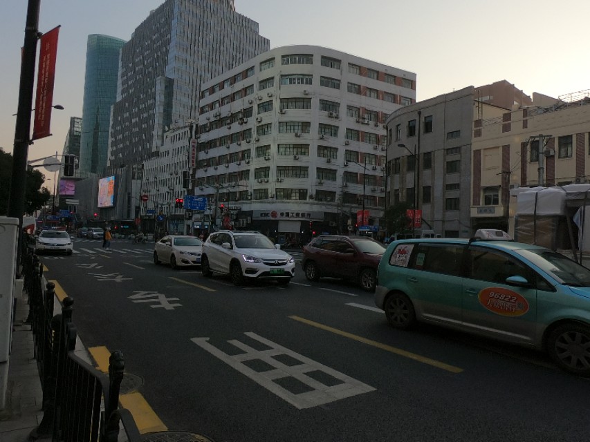 实拍上海干净的街道市容，不愧是一线城市，和你心中的魔都一样吗