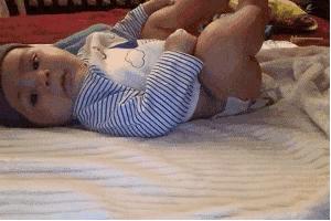 帮宝宝换尿不湿的正确方法,怎样给宝宝换尿不湿时不吐奶