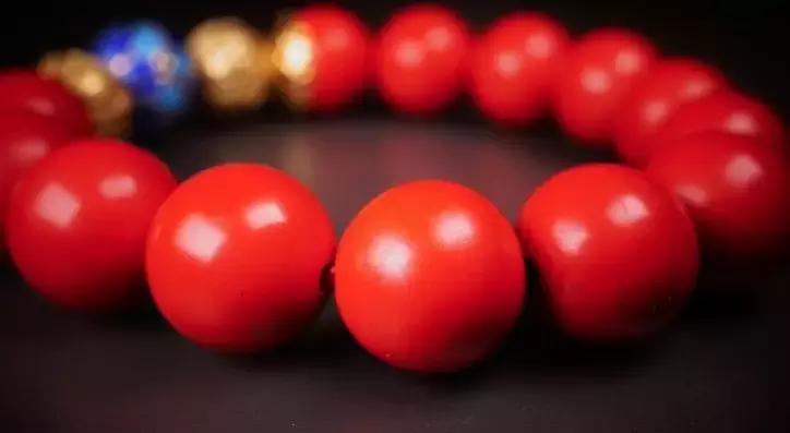 男士戴什么水晶手串最好,男人成年了一般戴什么串