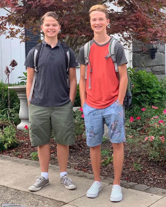 两名男高中生因随身携带姨妈巾走红网络，网友：他们有个好妈妈