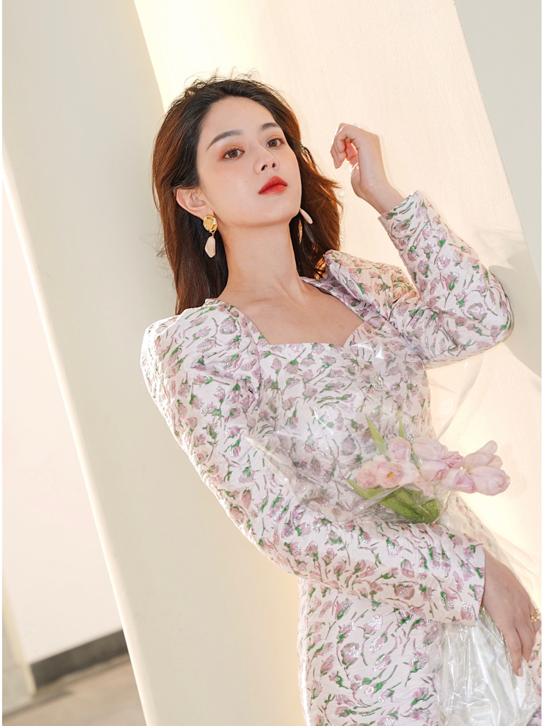 碎花连衣裙怎么拍出高级感,小碎花连衣裙配什么花拍照