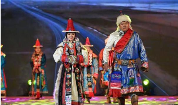 四子王旗蒙古袍蒙古民族的象征,蒙古服饰最具特色的服饰