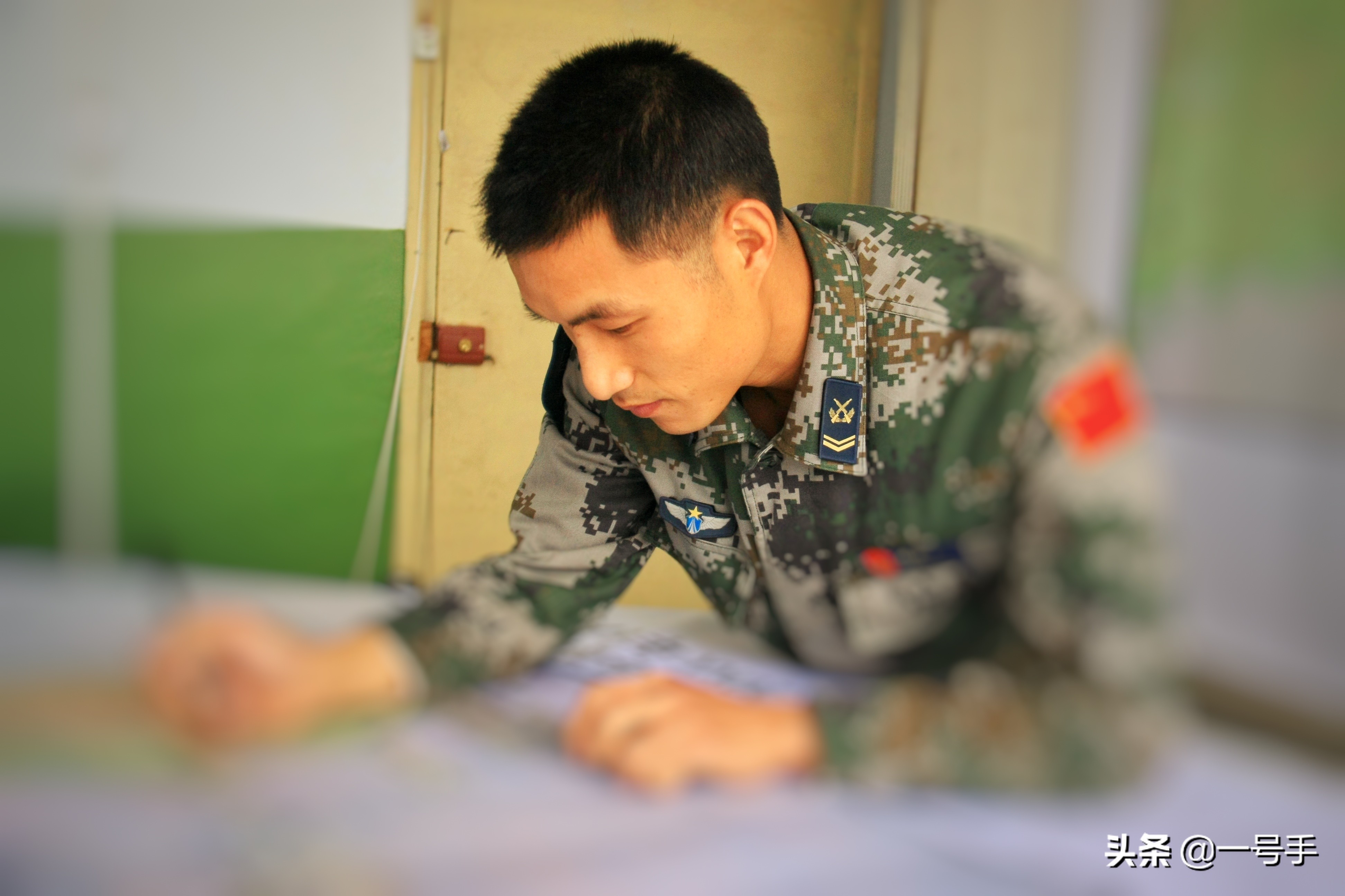 标图员玩转笔好比耍杂技，解锁这项绝活。