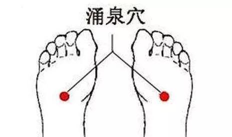 足后跟鱼鳞状起皮是怎么回事呢,脚后跟干裂小腿长鱼鳞