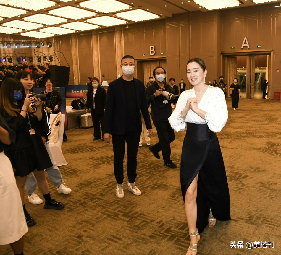 巩俐露背镂空长裙风采依旧,年轻巩俐v领抹胸深v开叉裙